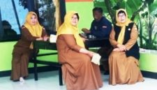 Sebaliknya, setiap tamu—tanpa memandang status sosial atau latar belakangnya—akan disambut dengan senyuman tulus yang merekah. Komunikasi yang dibangun oleh kepala sekolah dan para guru berjalan dengan tutur kata yang sangat sopan, santun, dan penuh takzim. Penghormatan yang diberikan kepada tamu tidak terasa dibuat-buat, melainkan lahir dari budaya luhur yang telah mengakar kuat ( Dok.hariansumedang.com / Tatang Tarmedi )