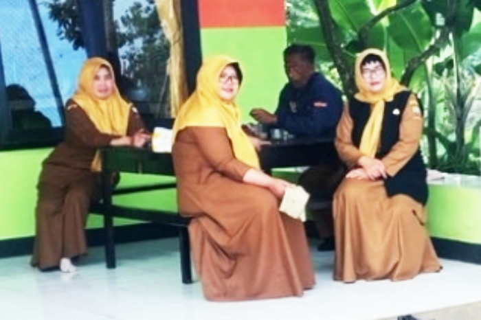 Sebaliknya, setiap tamu—tanpa memandang status sosial atau latar belakangnya—akan disambut dengan senyuman tulus yang merekah. Komunikasi yang dibangun oleh kepala sekolah dan para guru berjalan dengan tutur kata yang sangat sopan, santun, dan penuh takzim. Penghormatan yang diberikan kepada tamu tidak terasa dibuat-buat, melainkan lahir dari budaya luhur yang telah mengakar kuat ( Dok.hariansumedang.com / Tatang Tarmedi )