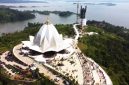 Waduk Jatigede (The Next “Raja Ampat” Jawa Barat): Bendungan terbesar kedua di Asia Tenggara ini bukan lagi sekadar infrastruktur pengairan. Pesona hamparan airnya yang dikelilingi perbukitan hijau, dipadukan dengan kawasan wisata seperti Kampung Buricak Burinong, menawarkan lanskap lanskap alam yang dicari oleh wisatawan asing pecinta ketenangan dan ekowisata