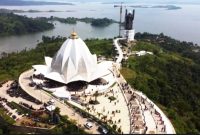 Waduk Jatigede (The Next “Raja Ampat” Jawa Barat): Bendungan terbesar kedua di Asia Tenggara ini bukan lagi sekadar infrastruktur pengairan. Pesona hamparan airnya yang dikelilingi perbukitan hijau, dipadukan dengan kawasan wisata seperti Kampung Buricak Burinong, menawarkan lanskap lanskap alam yang dicari oleh wisatawan asing pecinta ketenangan dan ekowisata