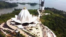 Waduk Jatigede (The Next “Raja Ampat” Jawa Barat): Bendungan terbesar kedua di Asia Tenggara ini bukan lagi sekadar infrastruktur pengairan. Pesona hamparan airnya yang dikelilingi perbukitan hijau, dipadukan dengan kawasan wisata seperti Kampung Buricak Burinong, menawarkan lanskap lanskap alam yang dicari oleh wisatawan asing pecinta ketenangan dan ekowisata