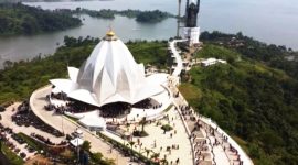 Waduk Jatigede (The Next “Raja Ampat” Jawa Barat): Bendungan terbesar kedua di Asia Tenggara ini bukan lagi sekadar infrastruktur pengairan. Pesona hamparan airnya yang dikelilingi perbukitan hijau, dipadukan dengan kawasan wisata seperti Kampung Buricak Burinong, menawarkan lanskap lanskap alam yang dicari oleh wisatawan asing pecinta ketenangan dan ekowisata