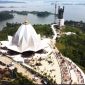 Waduk Jatigede (The Next “Raja Ampat” Jawa Barat): Bendungan terbesar kedua di Asia Tenggara ini bukan lagi sekadar infrastruktur pengairan. Pesona hamparan airnya yang dikelilingi perbukitan hijau, dipadukan dengan kawasan wisata seperti Kampung Buricak Burinong, menawarkan lanskap lanskap alam yang dicari oleh wisatawan asing pecinta ketenangan dan ekowisata