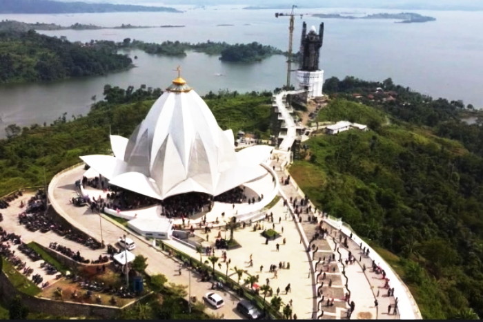 Waduk Jatigede (The Next “Raja Ampat” Jawa Barat): Bendungan terbesar kedua di Asia Tenggara ini bukan lagi sekadar infrastruktur pengairan. Pesona hamparan airnya yang dikelilingi perbukitan hijau, dipadukan dengan kawasan wisata seperti Kampung Buricak Burinong, menawarkan lanskap lanskap alam yang dicari oleh wisatawan asing pecinta ketenangan dan ekowisata