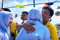 Alunan lagu perpisahan yang dibawakan oleh perwakilan siswi seolah menjadi narasi perihnya sebuah perpisahan. Pertahanan emosi pun runtuh. Tangis pecah saat para siswa secara bergantian memeluk erat guru-guru mereka. 