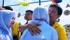 Alunan lagu perpisahan yang dibawakan oleh perwakilan siswi seolah menjadi narasi perihnya sebuah perpisahan. Pertahanan emosi pun runtuh. Tangis pecah saat para siswa secara bergantian memeluk erat guru-guru mereka. 