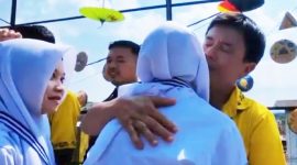 Alunan lagu perpisahan yang dibawakan oleh perwakilan siswi seolah menjadi narasi perihnya sebuah perpisahan. Pertahanan emosi pun runtuh. Tangis pecah saat para siswa secara bergantian memeluk erat guru-guru mereka. 