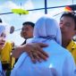 Alunan lagu perpisahan yang dibawakan oleh perwakilan siswi seolah menjadi narasi perihnya sebuah perpisahan. Pertahanan emosi pun runtuh. Tangis pecah saat para siswa secara bergantian memeluk erat guru-guru mereka. 