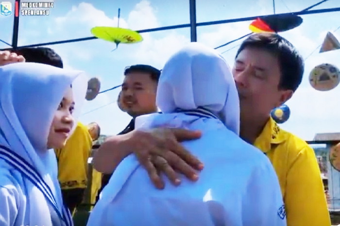 Alunan lagu perpisahan yang dibawakan oleh perwakilan siswi seolah menjadi narasi perihnya sebuah perpisahan. Pertahanan emosi pun runtuh. Tangis pecah saat para siswa secara bergantian memeluk erat guru-guru mereka. 