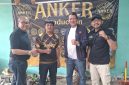 Wakil Ketua Bidang Perencanaan Koni DKI Alhan Hudri (Kiri) bersama pengerajin gelasan Zeni Angker, Sekjen Koni Ade Lukman, dan Ketua Umum PERLASI H. Essa Muhammad. (Dok. PERLASI)
