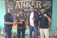 Wakil Ketua Bidang Perencanaan Koni DKI Alhan Hudri (Kiri) bersama pengerajin gelasan Zeni Angker, Sekjen Koni Ade Lukman, dan Ketua Umum PERLASI H. Essa Muhammad. (Dok. PERLASI)