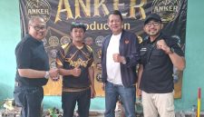 Wakil Ketua Bidang Perencanaan Koni DKI Alhan Hudri (Kiri) bersama pengerajin gelasan Zeni Angker, Sekjen Koni Ade Lukman, dan Ketua Umum PERLASI H. Essa Muhammad. (Dok. PERLASI)