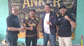 Wakil Ketua Bidang Perencanaan Koni DKI Alhan Hudri (Kiri) bersama pengerajin gelasan Zeni Angker, Sekjen Koni Ade Lukman, dan Ketua Umum PERLASI H. Essa Muhammad. (Dok. PERLASI)