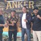 Wakil Ketua Bidang Perencanaan Koni DKI Alhan Hudri (Kiri) bersama pengerajin gelasan Zeni Angker, Sekjen Koni Ade Lukman, dan Ketua Umum PERLASI H. Essa Muhammad. (Dok. PERLASI)