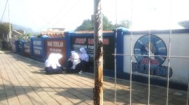 Fokus utama dari “galeri jalanan” karya Kepsek satu  ini adalah kampanye masif melawan perundungan. Dengan goresan tangannya sendiri. ( Dok. Harian Sumedang / Tatang Tarmedi )
