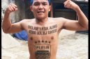 Di bagian perut, pria tersebut menato logo kebanggaan PERSIB lengkap dengan lima bintang di atasnya, yang menandakan jumlah gelar juara yang telah diraih Persib