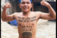 Di bagian perut, pria tersebut menato logo kebanggaan PERSIB lengkap dengan lima bintang di atasnya, yang menandakan jumlah gelar juara yang telah diraih Persib