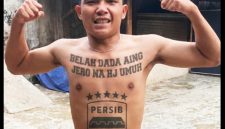 Di bagian perut, pria tersebut menato logo kebanggaan PERSIB lengkap dengan lima bintang di atasnya, yang menandakan jumlah gelar juara yang telah diraih Persib