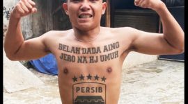 Di bagian perut, pria tersebut menato logo kebanggaan PERSIB lengkap dengan lima bintang di atasnya, yang menandakan jumlah gelar juara yang telah diraih Persib