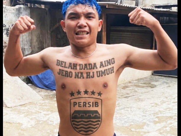 Di bagian perut, pria tersebut menato logo kebanggaan PERSIB lengkap dengan lima bintang di atasnya, yang menandakan jumlah gelar juara yang telah diraih Persib