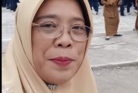 Di balik keteguhan karakter SMPN 4 Jatinangor, ada sosok pemimpin yang menjadi motor penggeraknya: Dr. Hj. Cucu Suhartini, M.Hum.