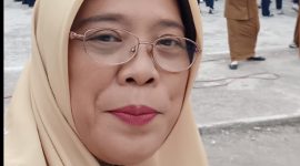 Di balik keteguhan karakter SMPN 4 Jatinangor, ada sosok pemimpin yang menjadi motor penggeraknya: Dr. Hj. Cucu Suhartini, M.Hum.