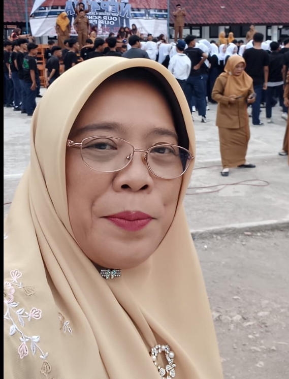 Di balik keteguhan karakter SMPN 4 Jatinangor, ada sosok pemimpin yang menjadi motor penggeraknya: Dr. Hj. Cucu Suhartini, M.Hum.