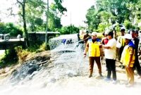 Pemerintah Kabupaten (Pemkab) Sumedang resmi memulai proyek perbaikan Jembatan (Sasak) Beureum Desa Cipelang.