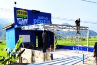 Pria asal Desa Baginda, Sumedang ini secara mandiri merogoh kocek pribadi demi merevitalisasi fasilitas yang ia sebut sebagai “Garasi Persib”. ( Dok. Harian Sumedang / TT )