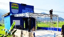 Pria asal Desa Baginda, Sumedang ini secara mandiri merogoh kocek pribadi demi merevitalisasi fasilitas yang ia sebut sebagai “Garasi Persib”. ( Dok. Harian Sumedang / TT )