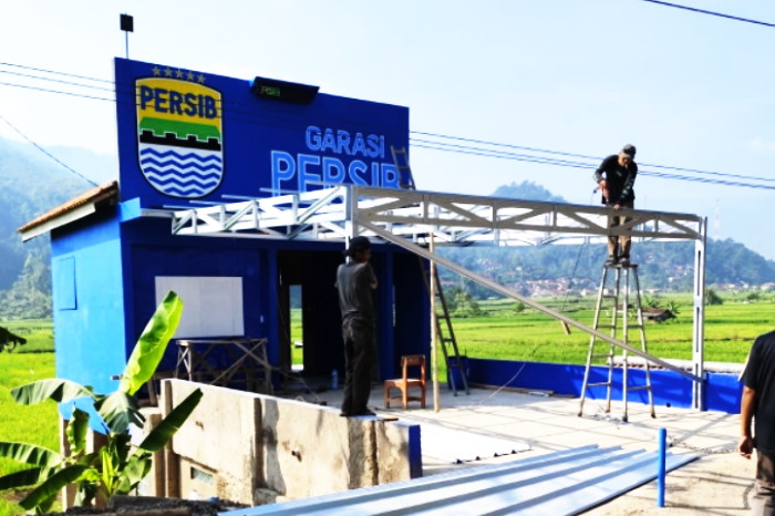 Pria asal Desa Baginda, Sumedang ini secara mandiri merogoh kocek pribadi demi merevitalisasi fasilitas yang ia sebut sebagai “Garasi Persib”. ( Dok. Harian Sumedang / TT )