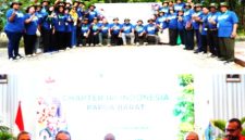 Penanaman pohon bersama di Arboretum Halaman Kantor Gubernur Papua Barat, Jumat 14 Agustus 2026, menjadi menjadi penanda bahwa komitmen bersama IRI Indonesia dan Pemprov Papua Barat Membangun Kolaborasi Lintas Iman untuk Keadilan Ekologis dan Perlindungan Hutan Papua harus berakar dalam tindakan nyata. (Dok. IRI Indonesia/Fajar)
Penandatanganan Nota Kesepahaman antara IRI Indonesia dan Pemerintah Provinsi Papua Barat tentang Penguatan Kolaborasi untuk Pembangunan Berkelanjutan dan Perlindungan Hutan di Papua Barat, Kamis 13 Agustus 2026. (Foto: IRI Indonesia/Fajar)