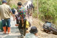 Kendaraan yang dikemudikan oleh Yanto—warga Sarwiru, Desa Suriamedal—tersebut mengangkut enam orang penumpang ( Dok.Harian Sumedang / Supriadi )