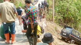 Kendaraan yang dikemudikan oleh Yanto—warga Sarwiru, Desa Suriamedal—tersebut mengangkut enam orang penumpang ( Dok.Harian Sumedang / Supriadi )