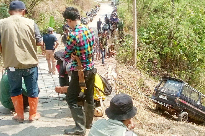 Kendaraan yang dikemudikan oleh Yanto—warga Sarwiru, Desa Suriamedal—tersebut mengangkut enam orang penumpang ( Dok.Harian Sumedang / Supriadi )