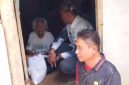 H. Hakiki  menyambangi Ibu Kartina, seorang lansia berusia lebih dari 100 tahun yang hidup sendirian. ( Dok
 Harian Sumedang / Supriadi )
