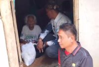 H. Hakiki  menyambangi Ibu Kartina, seorang lansia berusia lebih dari 100 tahun yang hidup sendirian. ( Dok
 Harian Sumedang / Supriadi )