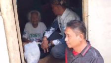 H. Hakiki  menyambangi Ibu Kartina, seorang lansia berusia lebih dari 100 tahun yang hidup sendirian. ( Dok
 Harian Sumedang / Supriadi )