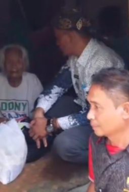 Bentuk Kepekaan Sosial: Camat Buahdua Gelar Kunjungan Kemanusiaan ke  Lansia Tunggal di Desa Ciawitali