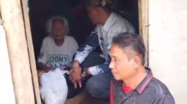 H. Hakiki  menyambangi Ibu Kartina, seorang lansia berusia lebih dari 100 tahun yang hidup sendirian. ( Dok
 Harian Sumedang / Supriadi )