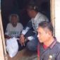 H. Hakiki  menyambangi Ibu Kartina, seorang lansia berusia lebih dari 100 tahun yang hidup sendirian. ( Dok
 Harian Sumedang / Supriadi )