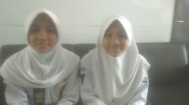 Alisa Putri Nur Batrisya dan Aliya Putri Nur Batrisya, siswi kembar kelahiran tahun 2012 dari SMP Negeri 1 Jatinangor