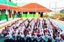Keunikan utama sekolah ini terletak pada kontur topografinya. Berada di dataran yang lebih tinggi dibandingkan area sekitarnya, 