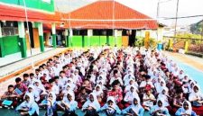 Keunikan utama sekolah ini terletak pada kontur topografinya. Berada di dataran yang lebih tinggi dibandingkan area sekitarnya,