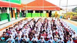 Keunikan utama sekolah ini terletak pada kontur topografinya. Berada di dataran yang lebih tinggi dibandingkan area sekitarnya, 