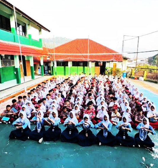 Keunikan utama sekolah ini terletak pada kontur topografinya. Berada di dataran yang lebih tinggi dibandingkan area sekitarnya, 