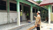 Kepala SDN Cimuncang, Udis Supriadi S.Pdi sedang memonitor pekerja bangunan ( Dok. Harian Sumedang / Supriadi )