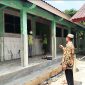 Kepala SDN Cimuncang, Udis Supriadi S.Pdi sedang memonitor pekerja bangunan ( Dok. Harian Sumedang / Supriadi )