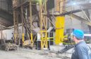 Caption Foto: Lokasi kejadian tempat jatuhnya papan kanal pengangkat tebu akibat putusnya tali sling pada crane di lingkungan Pabrik Gula (PG) Rendeng, Kudus, dipasangi police line. Seorang pekerja musiman tewas tertimpa papan seberat 80 kilogram tersebut. (Foto: Muhammad Thoriq/senang-senang.id)