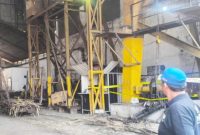 Caption Foto: Lokasi kejadian tempat jatuhnya papan kanal pengangkat tebu akibat putusnya tali sling pada crane di lingkungan Pabrik Gula (PG) Rendeng, Kudus, dipasangi police line. Seorang pekerja musiman tewas tertimpa papan seberat 80 kilogram tersebut. (Foto: Muhammad Thoriq/senang-senang.id)